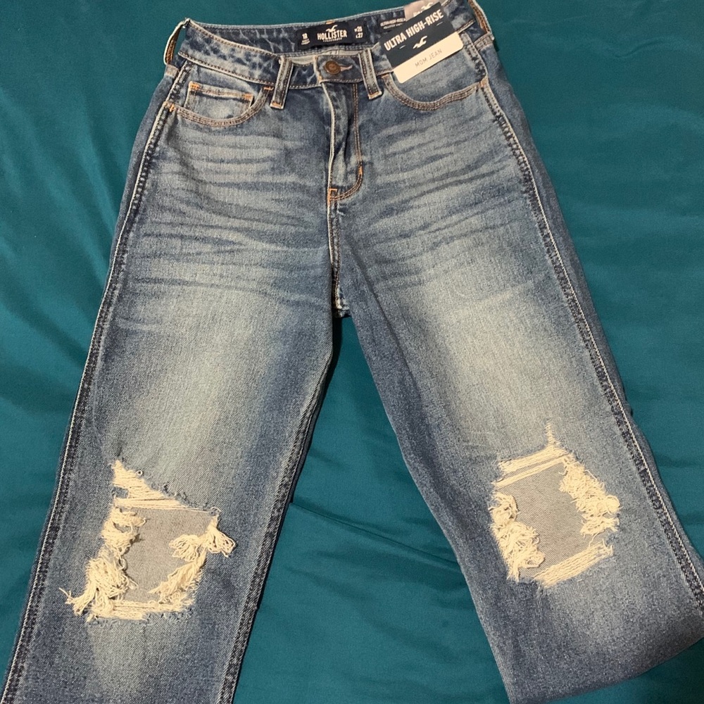 Hollister Ultra High-Rise Mom Jeans